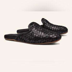 OluKai Mi’i everyday slide crafted of woven full grain leather. Brand new